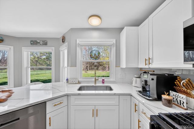 18618 W 9 Mile Road, Southfield, MI 48075