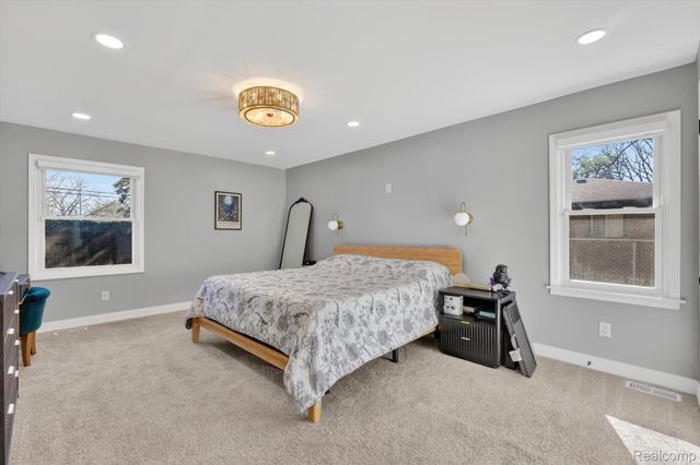 18618 W 9 Mile Road, Southfield, MI 48075