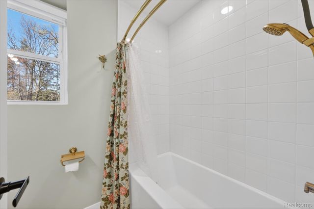18618 W 9 Mile Road, Southfield, MI 48075