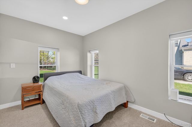 18618 W 9 Mile Road, Southfield, MI 48075