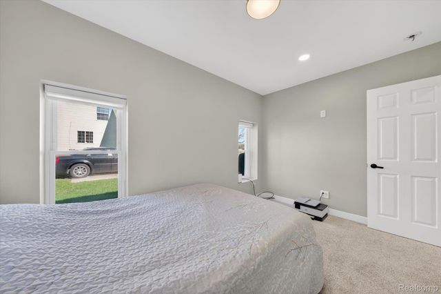 18618 W 9 Mile Road, Southfield, MI 48075