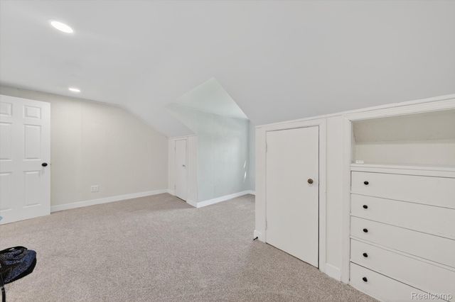 18618 W 9 Mile Road, Southfield, MI 48075