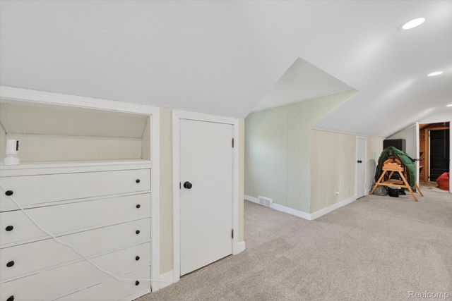 18618 W 9 Mile Road, Southfield, MI 48075