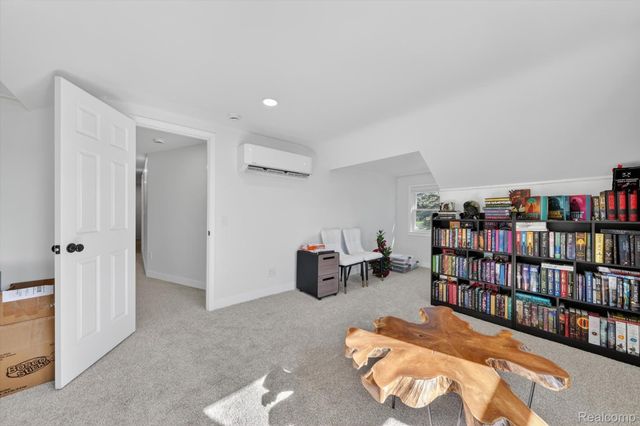 18618 W 9 Mile Road, Southfield, MI 48075