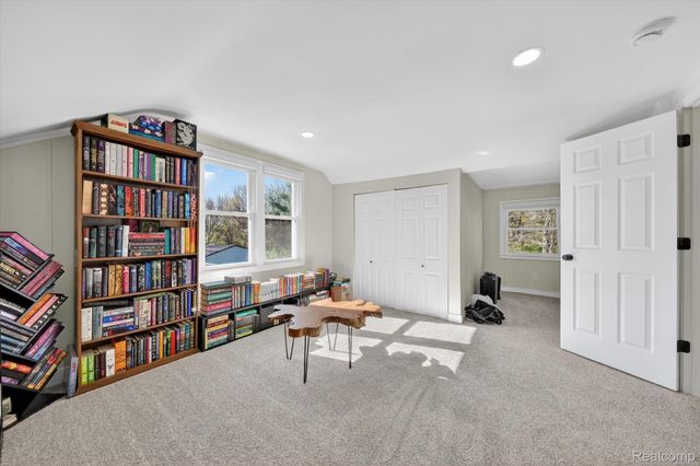 18618 W 9 Mile Road, Southfield, MI 48075