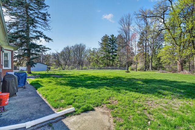 18618 W 9 Mile Road, Southfield, MI 48075