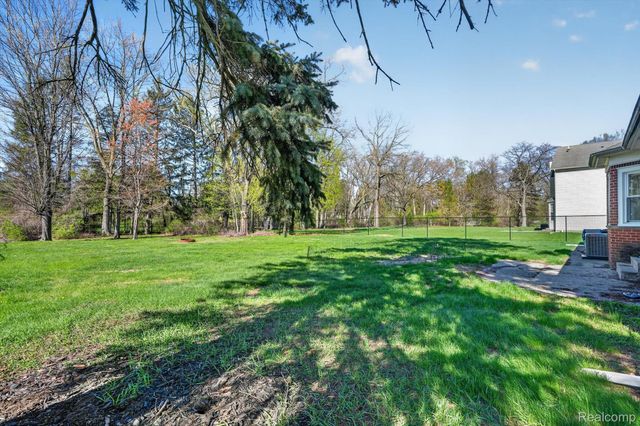 18618 W 9 Mile Road, Southfield, MI 48075