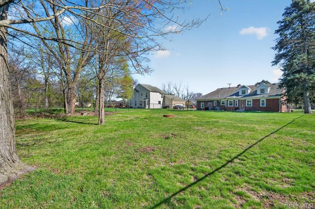 18618 W 9 Mile Road, Southfield, MI 48075
