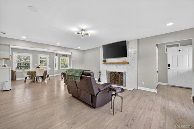 18618 W 9 Mile Road, Southfield, MI 48075