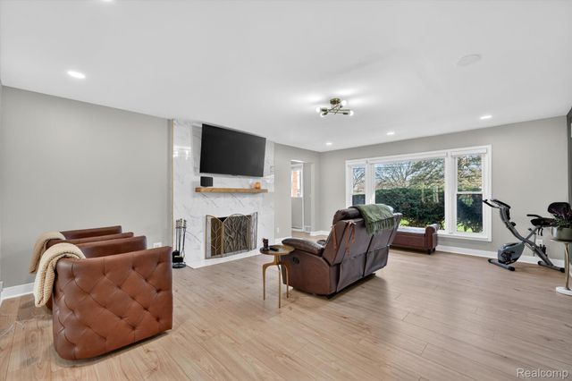 18618 W 9 Mile Road, Southfield, MI 48075