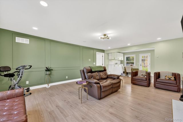 18618 W 9 Mile Road, Southfield, MI 48075