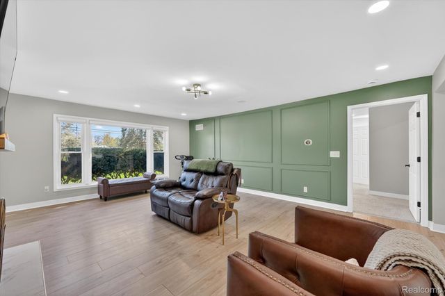 18618 W 9 Mile Road, Southfield, MI 48075