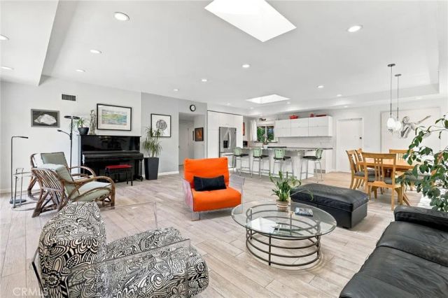 2817 La Salle, Costa Mesa, CA 92626