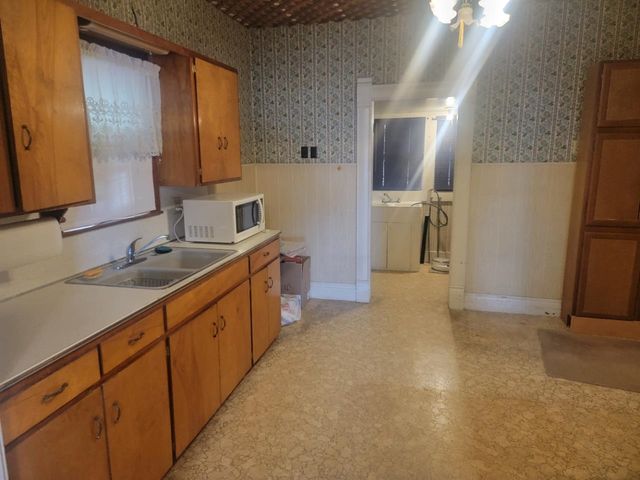 1213 S Greenwood Ave, Wichita, KS 67211