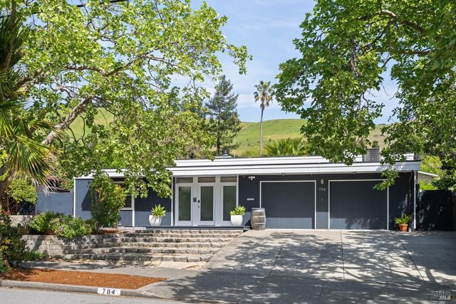 704 Las Colindas Rd, San Rafael, CA 94903