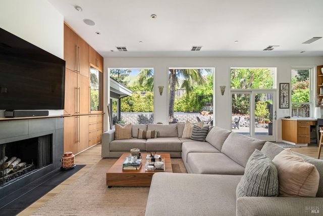 704 Las Colindas Rd, San Rafael, CA 94903