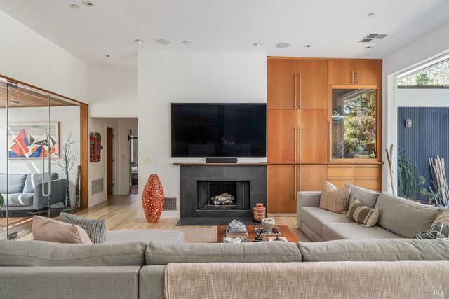 704 Las Colindas Rd, San Rafael, CA 94903