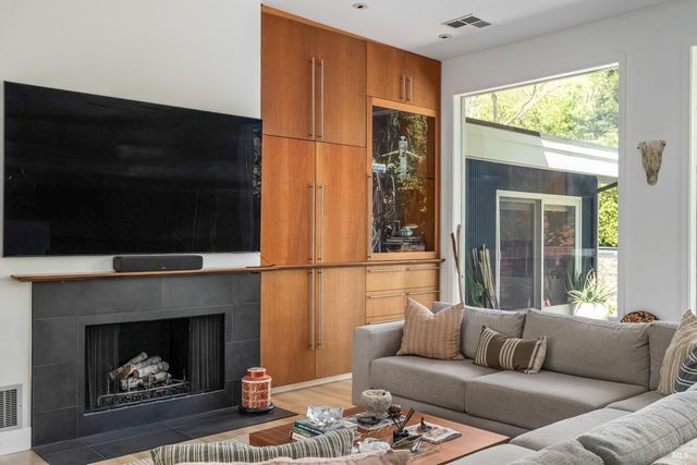 704 Las Colindas Rd, San Rafael, CA 94903