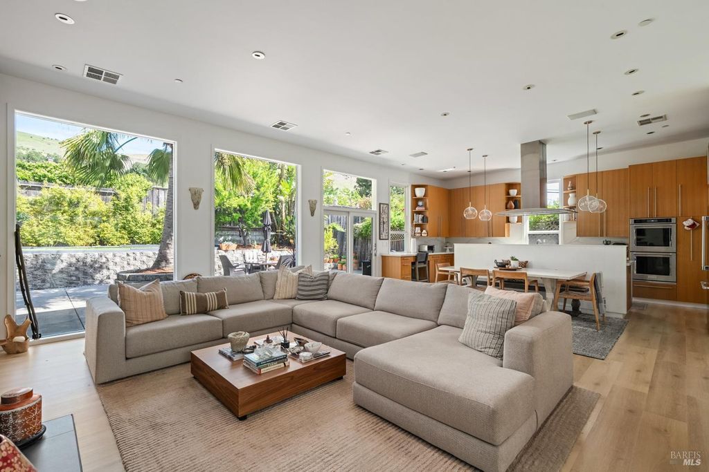 704 Las Colindas Rd, San Rafael, CA 94903