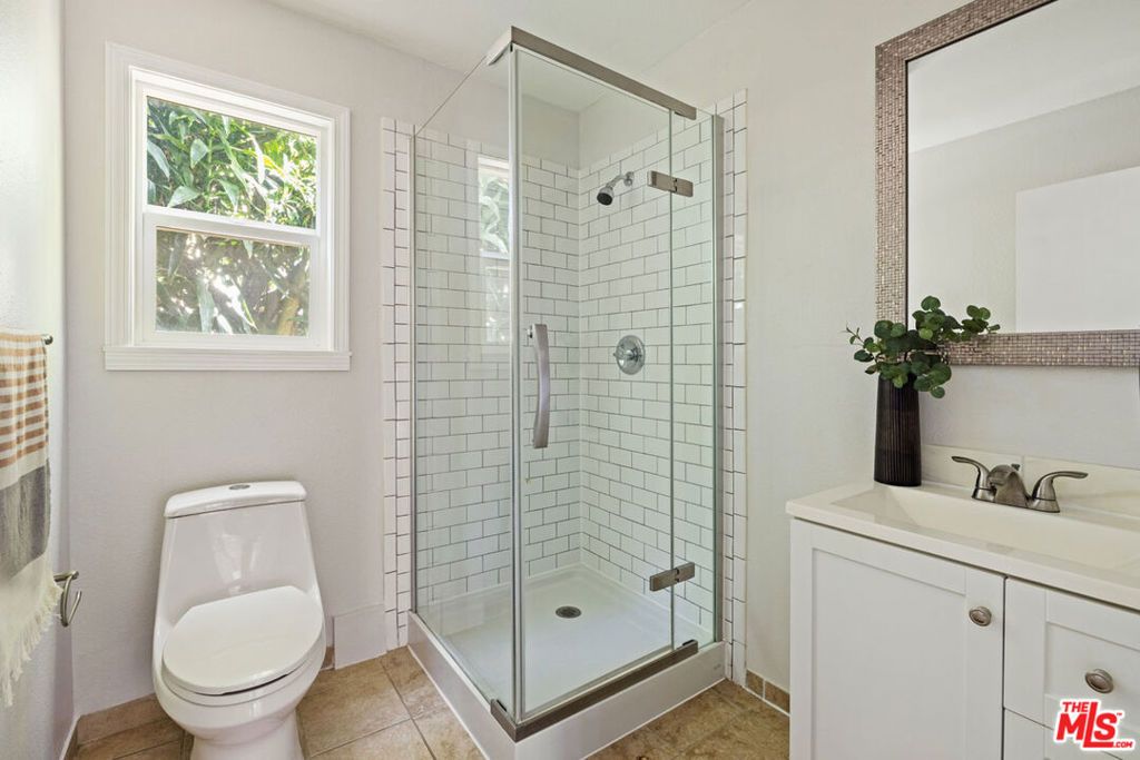 Image 10 of property listing at 236 S Avenue 22, Los Angeles, CA 90031