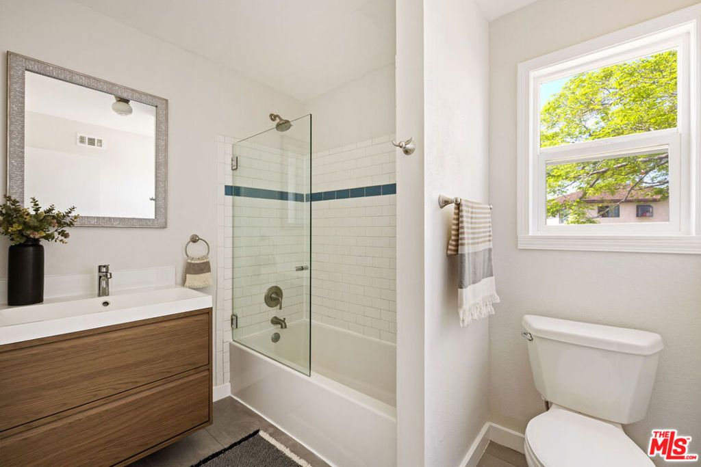 Image 13 of property listing at 236 S Avenue 22, Los Angeles, CA 90031