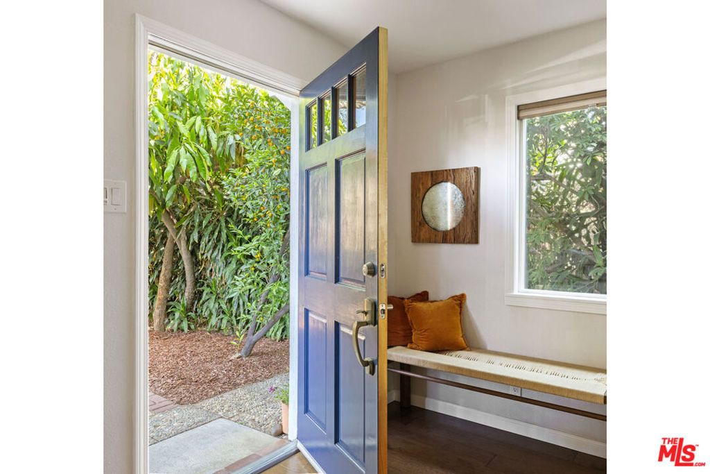 Image 3 of property listing at 236 S Avenue 22, Los Angeles, CA 90031