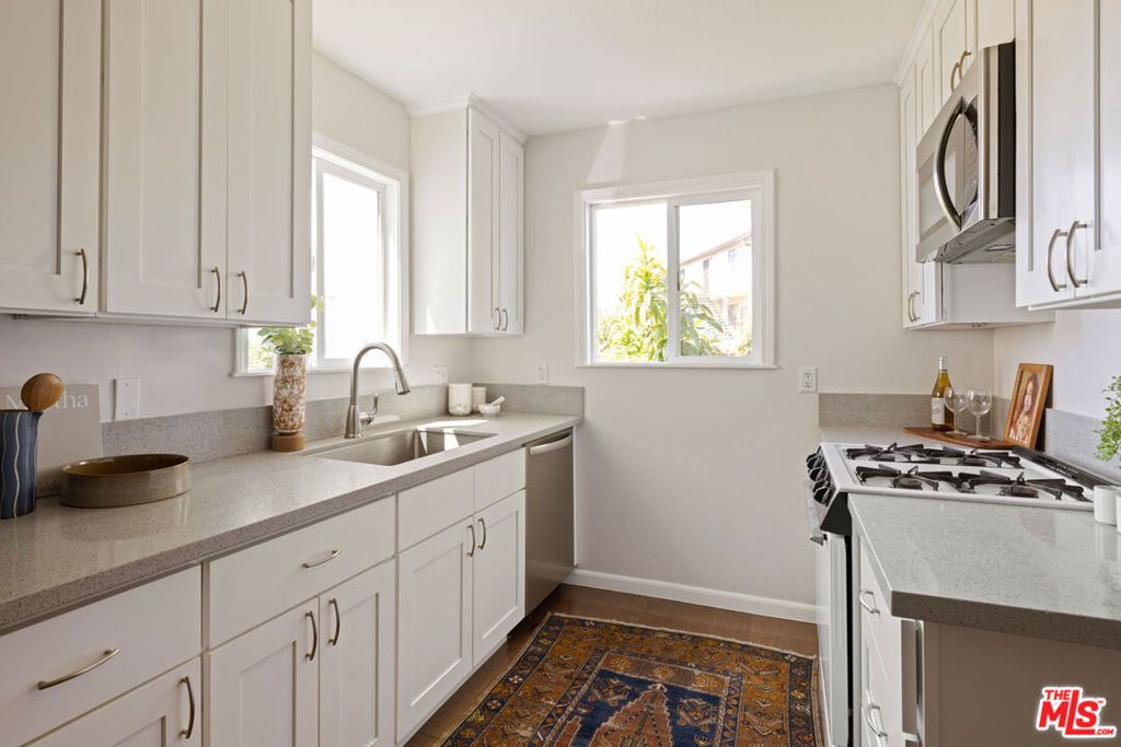 Image 7 of property listing at 236 S Avenue 22, Los Angeles, CA 90031