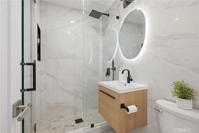 17420 Collins Street, Encino, CA 91316