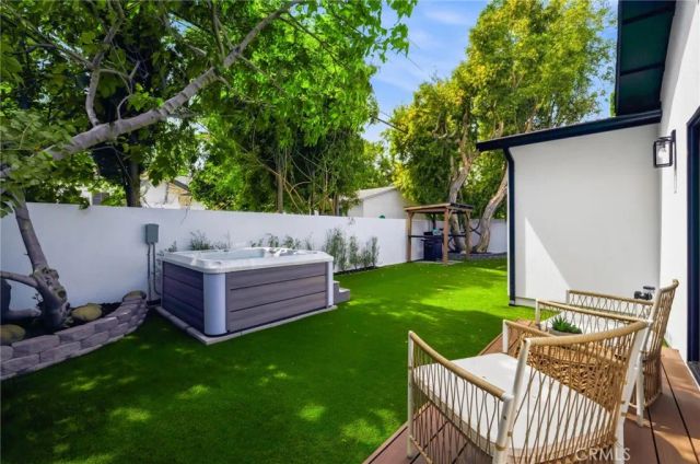 17420 Collins Street, Encino, CA 91316