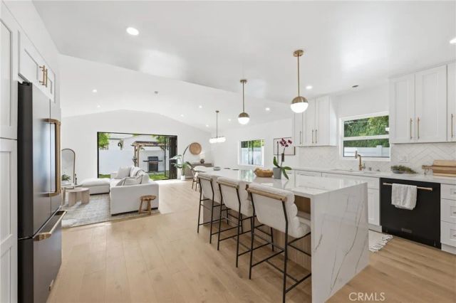 17420 Collins Street, Encino, CA 91316