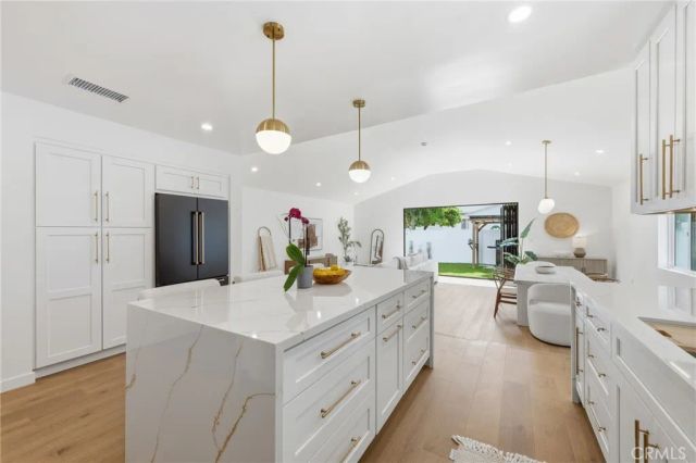 17420 Collins Street, Encino, CA 91316