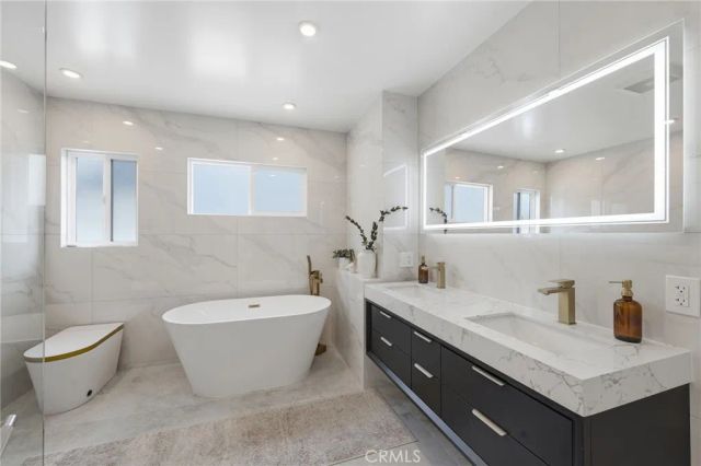 17420 Collins Street, Encino, CA 91316