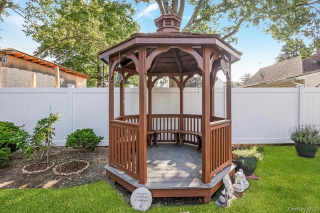 19 Wayside Lane, Wantagh, NY 11793