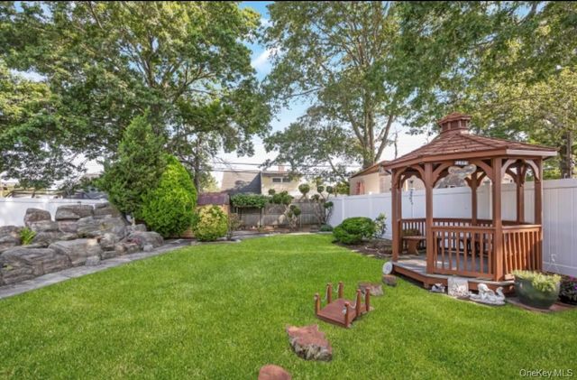 19 Wayside Lane, Wantagh, NY 11793