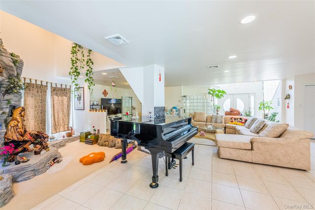 19 Wayside Lane, Wantagh, NY 11793