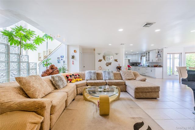 19 Wayside Lane, Wantagh, NY 11793