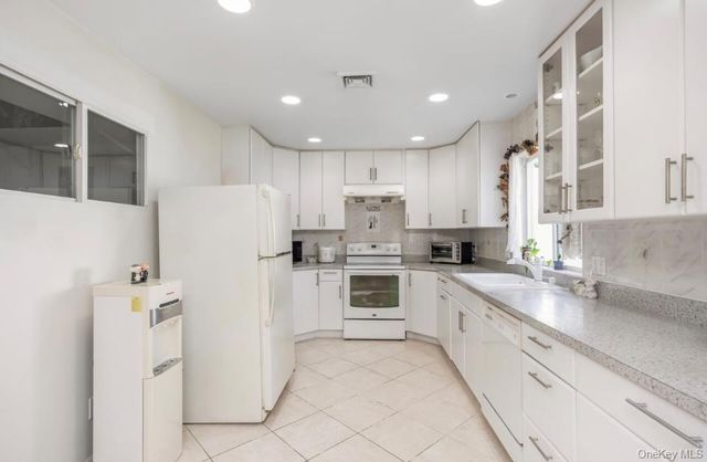 19 Wayside Lane, Wantagh, NY 11793