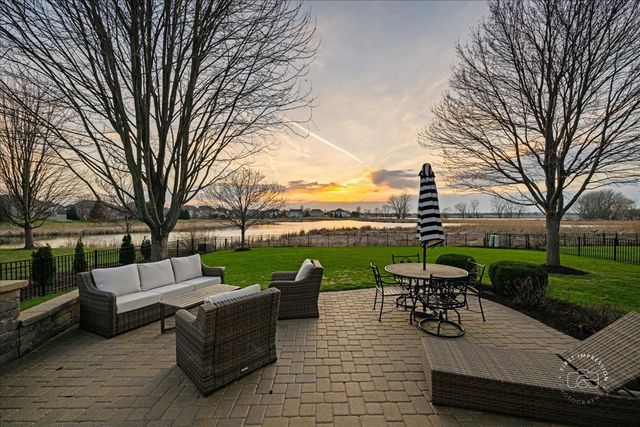 664 Bennett Drive, North Aurora, IL 60542