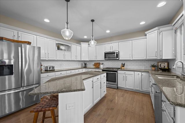 664 Bennett Drive, North Aurora, IL 60542