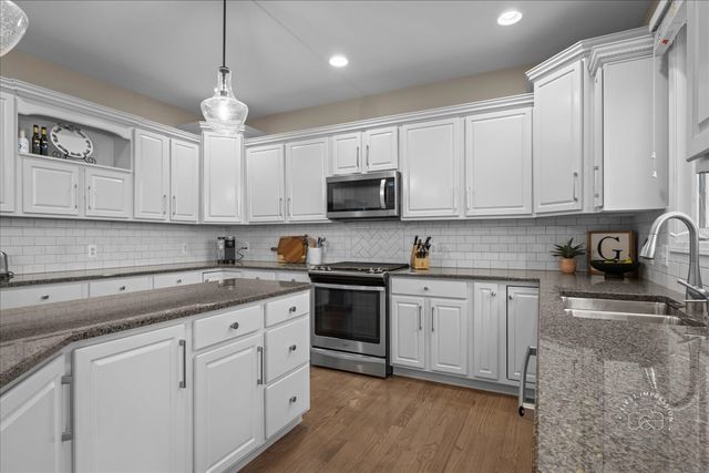 664 Bennett Drive, North Aurora, IL 60542