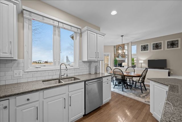 664 Bennett Drive, North Aurora, IL 60542