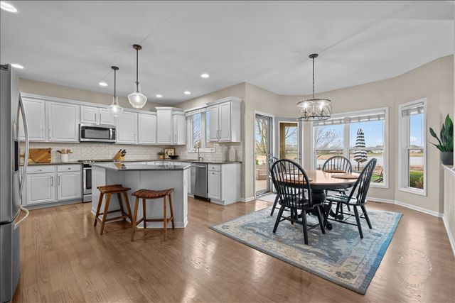 664 Bennett Drive, North Aurora, IL 60542