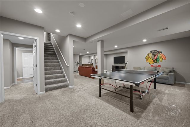 664 Bennett Drive, North Aurora, IL 60542