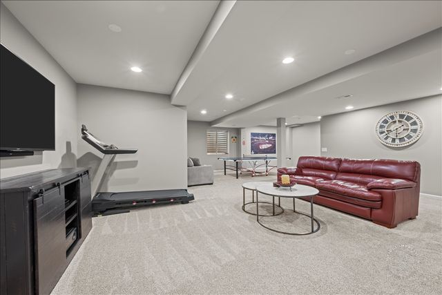 664 Bennett Drive, North Aurora, IL 60542