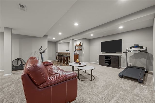 664 Bennett Drive, North Aurora, IL 60542