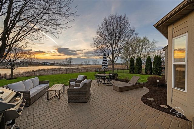 664 Bennett Drive, North Aurora, IL 60542