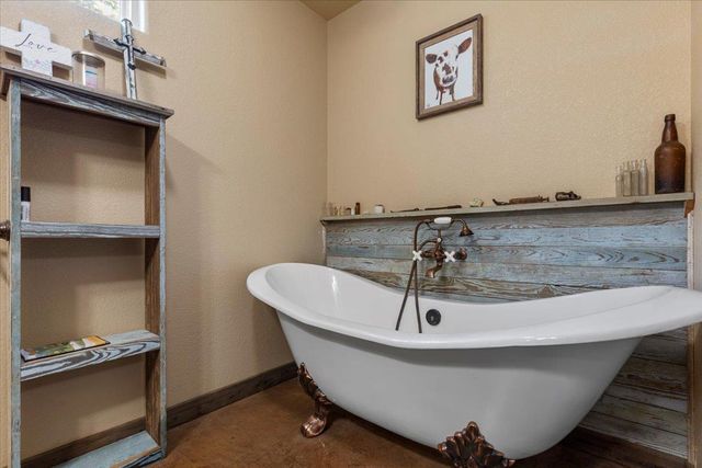 7835 Berger RD, Schulenburg, TX 78956