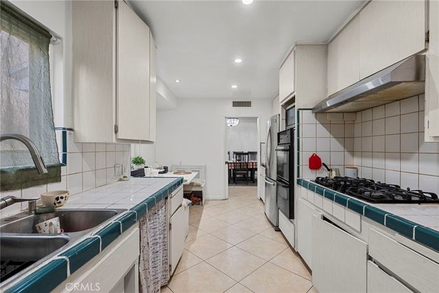 9253 Hayvenhurst Avenue, North Hills, CA 91343