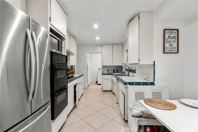 9253 Hayvenhurst Avenue, North Hills, CA 91343