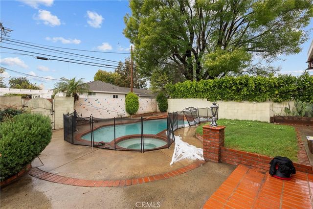 9253 Hayvenhurst Avenue, North Hills, CA 91343